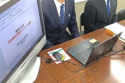 静岡市立清水病院の指定管理者制度移行方針を受け、職員に実施したアンケート結果を公表する同病院労組担当者＝静岡市葵区の静岡市役所で2026年4月28日午後2時38分、道下寛子撮影
