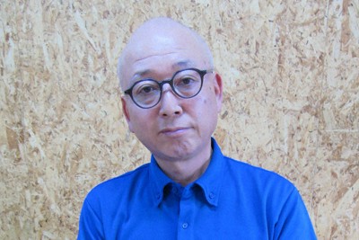 完成した名刺入れの説明をする社長の伊藤徹郎さん＝静岡県伊豆市柏久保の伊藤金属総業で2026年4月22日、若井耕司撮影