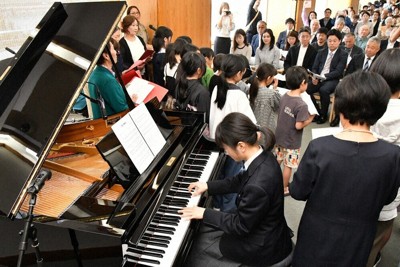 修復された「100歳ピアノ」が伴奏した校歌斉唱＝兵庫県豊岡市竹野町で2026年4月26日午前11時25分、浜本年弘撮影