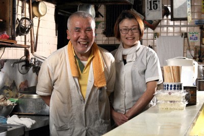 つたふじ本店店主の仁井博明さん（左）と次女の牧平真貴子さん＝広島県尾道市で2026年4月15日、佐藤賢二郎撮影