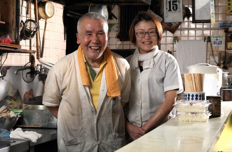 つたふじ本店店主の仁井博明さん（左）と次女の牧平真貴子さん＝広島県尾道市で2026年4月15日、佐藤賢二郎撮影