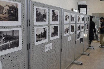 写真や資料で約40年のオノテツの歴史を振り返る企画展＝尾道市土堂1で2026年4月12日午後2時5分、高田房二郎撮影
