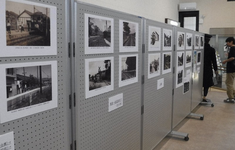写真や資料で約40年のオノテツの歴史を振り返る企画展＝尾道市土堂1で2026年4月12日午後2時5分、高田房二郎撮影