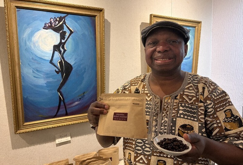 母国ウガンダのコーヒー豆販売で教育支援 キイムバさんが絵画個展 小倉