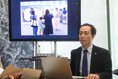 「原爆写真を伝える会」設立への思いを語る草野優介さん＝長崎市平野町で2026年4月27日午後1時3分、尾形有菜撮影