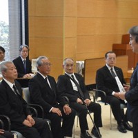 緒方正実さん（左から2人目）ら語り部の会のメンバーらと面会した石原環境相（右）＝熊本県水俣市で2026年5月1日午後3時33分、諸隈美紗稀撮影