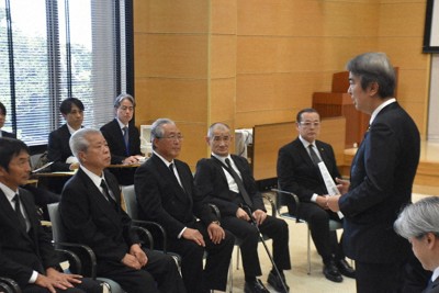 緒方正実さん（左から2人目）ら語り部の会のメンバーらと面会した石原環境相（右）＝熊本県水俣市で2026年5月1日午後3時33分、諸隈美紗稀撮影