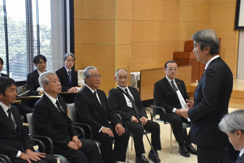緒方正実さん（左から2人目）ら語り部の会のメンバーらと面会した石原環境相（右）＝熊本県水俣市で2026年5月1日午後3時33分、諸隈美紗稀撮影
