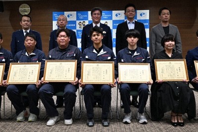 感謝状を贈られた7人。左端が内田優さん＝大分市鶴崎で2026年4月28日午前9時41分、小笹稜太撮影