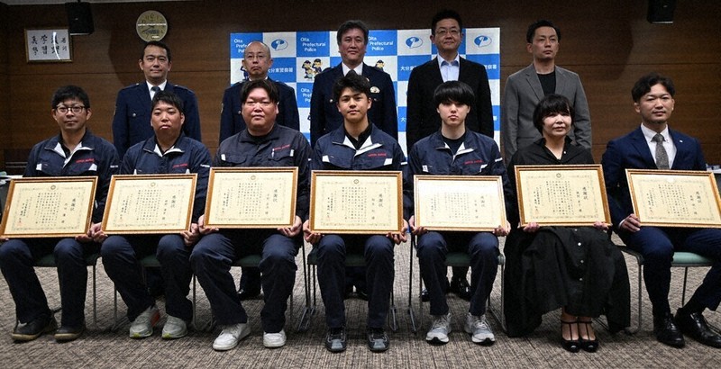 感謝状を贈られた7人。左端が内田優さん＝大分市鶴崎で2026年4月28日午前9時41分、小笹稜太撮影
