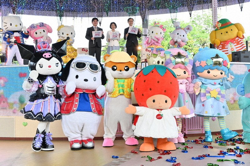 ハーモニーランド35周年を祝うサンリオの人気キャラクターら©2026　SANRIO　CO．，LTD．　TOKYO，JAPAN　著作　株式会社サンリオ＝日出町藤原で2026年4月26日午前10時58分、岡田愛梨撮影