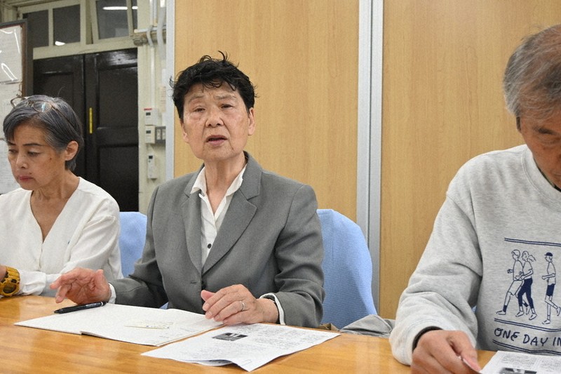 奥田知志さんの講演会開催について記者会見する「希望のまち　in　みやざき」実行委員会の芥川恵子代表（中央）ら＝宮崎県庁で2026年4月24日午後1時43分、下薗和仁撮影