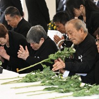 水俣病犠牲者慰霊式で献花する患者ら＝熊本県水俣市で2026年5月1日午後1時50分、矢頭智剛撮影