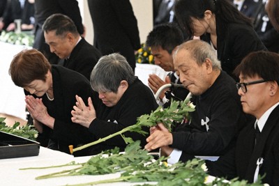 水俣病犠牲者慰霊式で献花する患者ら＝熊本県水俣市で2026年5月1日午後1時50分、矢頭智剛撮影