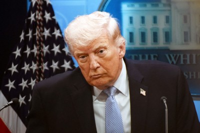 記者会見でイランへの軍事作戦について語るドナルド・トランプ米大統領＝ワシントンのホワイトハウスで2026年4月6日、松井聡撮影