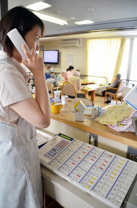 ナースコールが頻繁に入るなど、看護師の仕事は緊張の連続だ＝札幌市の特別養護老人ホームで2012年7月23日、山下智恵撮影