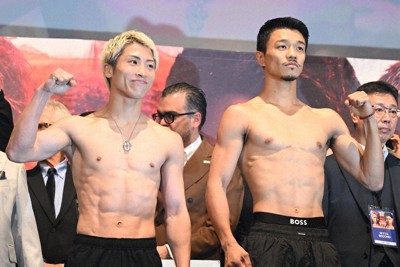 公開計量をパスした井上尚（左）と中谷＝平川義之撮影