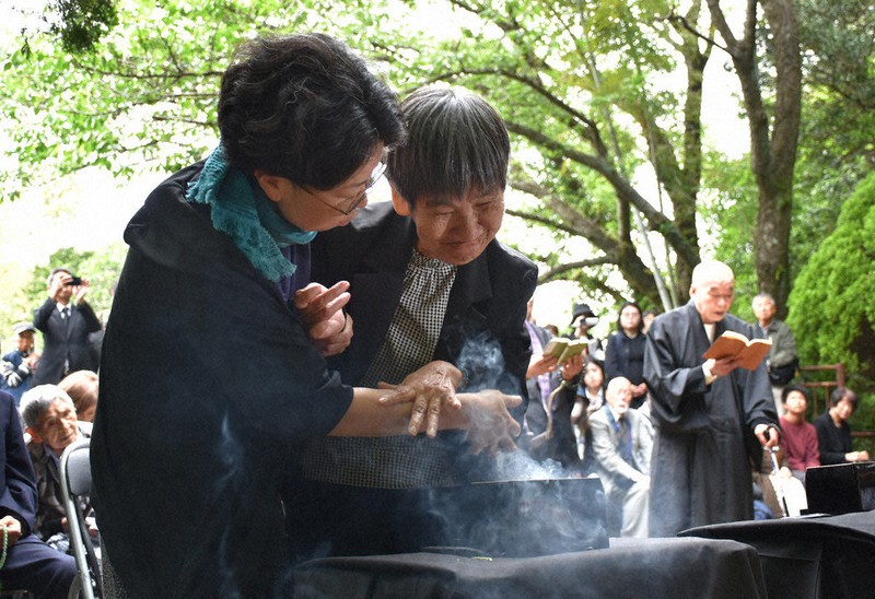 焼香する胎児性患者の坂本しのぶさん（右）＝熊本県水俣市で2026年5月1日午後1時42分、日向米華撮影