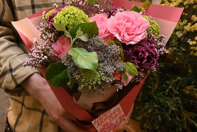 カーネーションを使った花束＝東京都板橋区で2026年4月29日午後4時33分、古瀬弘治撮影