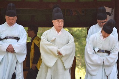 李垠夫妻の墓前で祭祀を執り行う李源さん（中央）＝韓国北西部・京畿道南楊州市で2026年5月1日午前10時36分、福岡静哉撮影