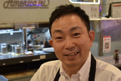 モーニングメニューを紹介する店長の宮本靖広さん＝東大阪市で2026年4月16日午後6時32分、塩路佳子撮影