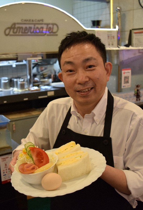 モーニングメニューを紹介する店長の宮本靖広さん＝東大阪市で2026年4月16日午後6時32分、塩路佳子撮影