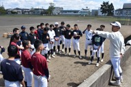 校区外の地域から参加する生徒もいるメンバーを指導する監督の成田裕一郎さん（右端）＝秋田県北秋田市で2026年4月29日午前10時45分、真貝恒平撮影
