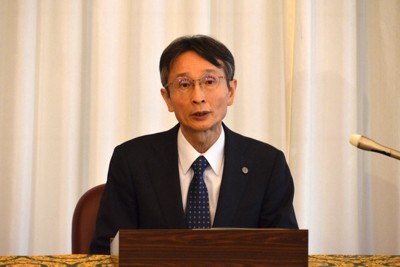 憲法記念日を前に、記者会見する最高裁の今崎幸彦長官＝東京都千代田区の最高裁で、安元久美子撮影