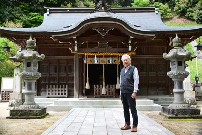 大分八幡宮の社殿前で設備改修への支援を呼び掛ける岩永さん＝福岡県飯塚市大分で2026年4月24日午後1時35分、松本昌樹撮影