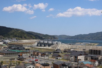 山林火災で鎮圧宣言が出された岩手県大槌町の中心部。雨が上がり青空が広がった＝2026年5月2日午後0時6分、奥田伸一撮影