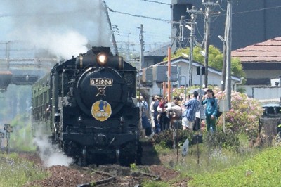 JR山口線・湯田温泉駅に到着したSLやまぐち号＝山口市で2026年5月2日午前11時7分、三森輝久撮影