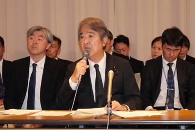 記者会見で質問に答える石原宏高環境相（中央）＝熊本県水俣市の水俣病資料館で2026年5月1日午後6時10分、中村敦茂撮影