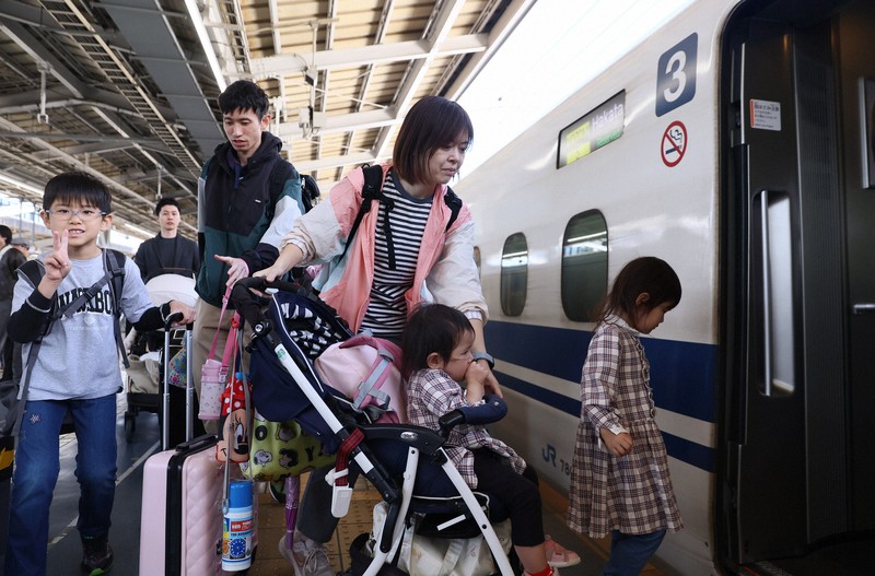 5連休スタート 新大阪駅でも帰省ラッシュ「会えるのが楽しみ」 | 毎日新聞