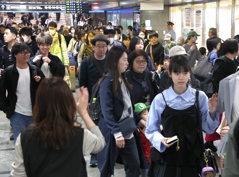 根っからの博多人 ゆっくりしたい」GW後半5連休スタート 博多駅などで混雑 | 毎日新聞