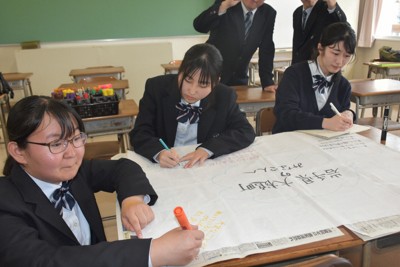 能登半島地震で避難生活を経験した能登高生。昨年、岩手県大槌町を訪ねたり、大槌高生を能登町に受け入れたりしたメンバーもいて「オンライン交流や募金活動もしたい」と話した＝石川県能登町で2026年4月27日午後4時26分、中尾卓英撮影