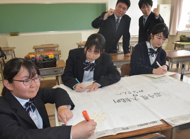能登半島地震で避難生活を経験した能登高生。昨年、岩手県大槌町を訪ねたり、大槌高生を能登町に受け入れたりしたメンバーもいて「オンライン交流や募金活動もしたい」と話した＝石川県能登町で2026年4月27日午後4時26分、中尾卓英撮影