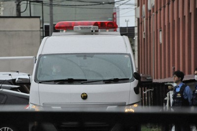 鈴木達也容疑者を乗せ、旭川地検に向かう警察車両＝北海道旭川市で2026年5月2日午前7時31分、横田信行撮影