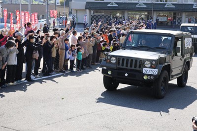 山林火災の消火活動を終え帰任する自衛隊車両に向かって手を振る町民ら＝岩手県大槌町で2026年5月2日午後3時11分、奥田伸一撮影