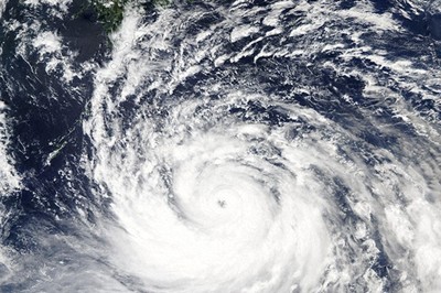 スーパー台風「ナンマドル」の衛星画像＝MODIS Land Rapid Response Team、NASA GSFC提供