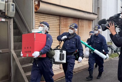 杉平輝幸容疑者の自宅の捜索を終えた大阪府警の捜査員＝堺市堺区で2026年5月2日午後3時49分、大坪菜々美撮影