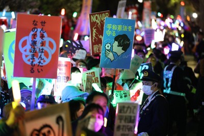 改憲や戦争に反対の声を上げるデモの参加者たち＝国会前で2026年4月8日午後7時39分、後藤由耶撮影