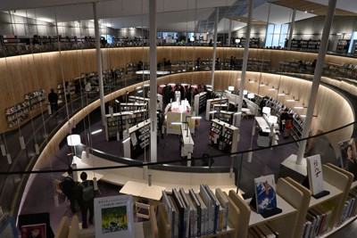 オープンしたユートミヤの図書館。緩やかなスロープで2階へと上ることができる＝宮城県富谷市で2026年5月1日午前10時42分、岩田優希撮影