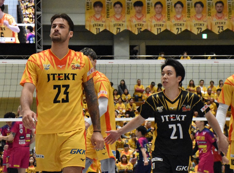 トリー・デファルコ選手（左）に声をかけるジェイテクト愛知の高橋和幸選手＝愛知県の岡崎市総合体育館で2026年5月1日、小林悠太撮影