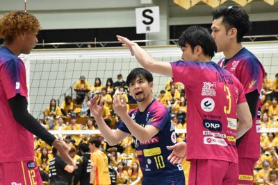 チームメートに声を掛ける東京GBの古賀太一郎選手（中央奥）＝愛知県の岡崎市総合体育館で2026年5月1日、小林悠太撮影