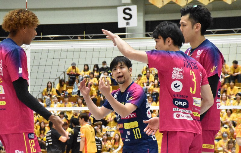 チームメートに声を掛ける東京GBの古賀太一郎選手（中央奥）＝愛知県の岡崎市総合体育館で2026年5月1日、小林悠太撮影