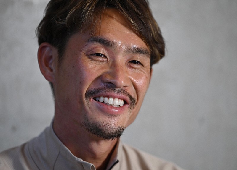 インタビューに答えるTWOLAPSの横田真人さん＝東京都世田谷区で2026年3月19日、藤井達也撮影