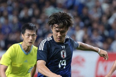 日本代表でも結果を残してきた小川航基選手（手前）＝パナソニックスタジアム吹田で2025年10月10日、中川祐一撮影