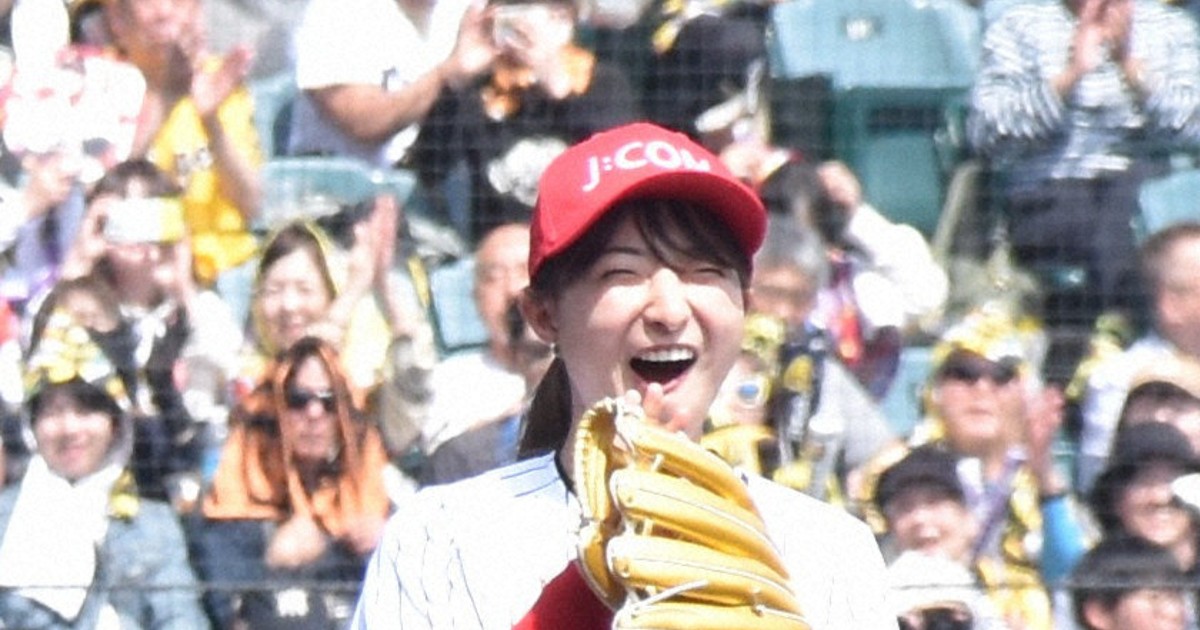 フィギュア坂本花織さん甲子園球場で“サンキュー”背負い始球式