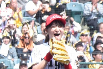 始球式で投げ終え、笑顔を見せる坂本花織さん＝阪神甲子園球場で2026年5月2日午後1時58分、吉川雄飛撮影