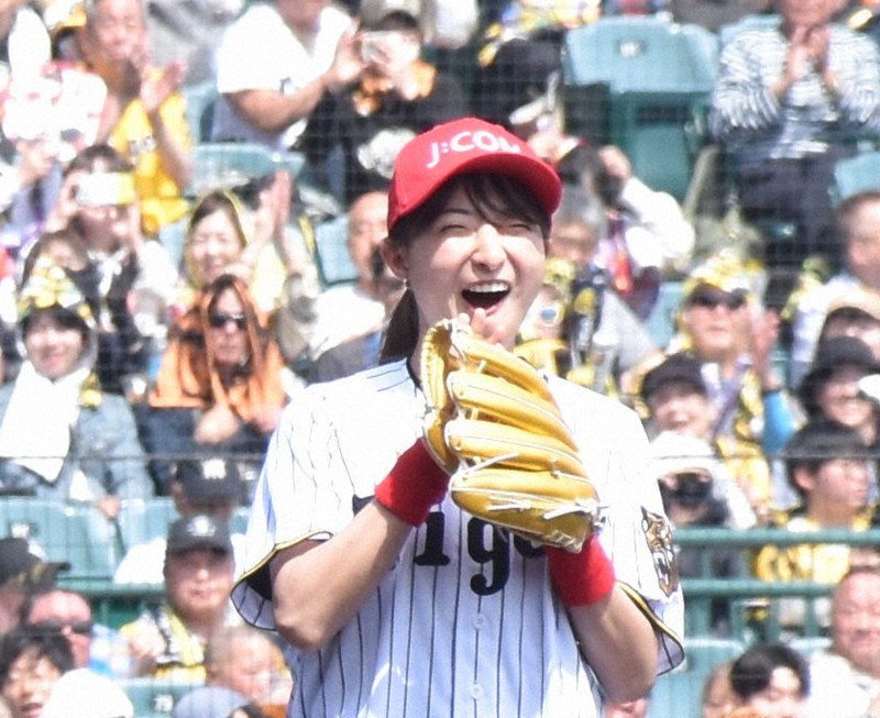始球式で投げ終え、笑顔を見せる坂本花織さん＝阪神甲子園球場で2026年5月2日午後1時58分、吉川雄飛撮影